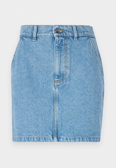 Jeansrock in Hellblau, mit tailliertem Design, im Fünf-Taschen-Stil und Kontrastnähten. Das Material hat eine strukturierte Oberfläche.