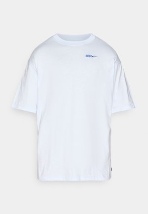 Bílý krátký rukáv triko vyrobené z bavlny, s modrým logem "INTER" a Nike swoosh na levé hrudi. Jednoduchý a ležérní design.