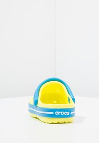 Crocs CROCBAND - Sandály do bazénu - tennis ball green/ocean