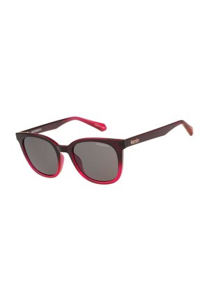 Sonnenbrille mit dunklen Gläsern und einem glänzenden rot-bordeauxfarbenen Vollrahmen, mit einem dezenten Superdry-Logo an den Bügeln.