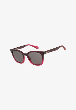 Sonnenbrille mit dunklen Gläsern und einem glänzenden rot-bordeauxfarbenen Vollrahmen, mit einem dezenten Superdry-Logo an den Bügeln.
