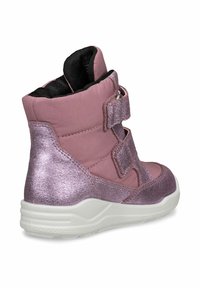 Stivali rosa con un accento metallico lucido, design alto, due cinturini in velcro, tessuto testurizzato e suola in gomma bianca.