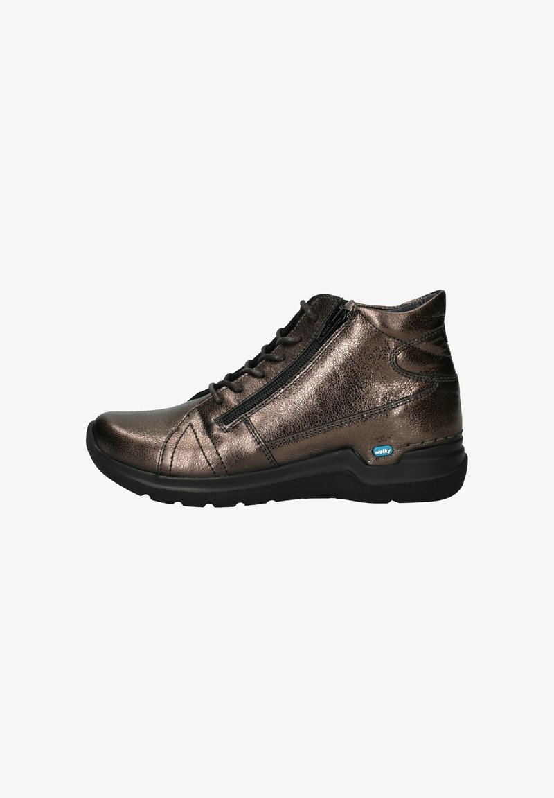 Metalen bronzen enkelboot met een gestructureerd leren oppervlak, vetersluiting aan de voorkant, rits aan de zijkant en een zwarte rubberen zool.