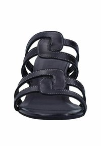 Sandale en cuir noir avec plusieurs brides croisées et un accent carré. Semelle plate avec des coutures blanches contrastées.