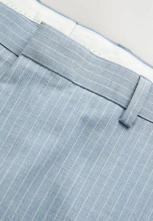 Helleblaue gestreifte Hose mit glatter Textur, ausgestattet mit einem Bund und einem Haken- und Riegelverschluss. Dezentes Nadelstreifenmuster.