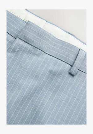 Pantalones rayados de color azul claro con una textura suave, que cuentan con una cinturilla y un cierre de gancho y barra. Patrón de rayas finas sutil.