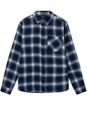 Camisa a cuadros azul y blanca con mangas largas, cierre de botones y un bolsillo en el pecho; hecha de tela texturizada; presenta botones marrones.