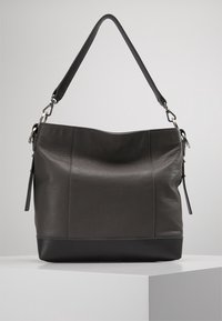 Szara skórzana torba na ramię o fakturowanej powierzchni, czarne akcenty na dole oraz pojedynczy regulowany pasek. Charakteryzuje się minimalistycznymi detalami metalowymi.