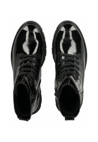 Botines de charol negro con cordones en la parte delantera y cremalleras en los laterales. Punteras redondeadas y suela texturizada para mayor agarre. Acabado suave y brillante.