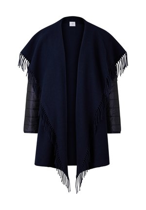 Granatowy poncho z frędzlami, wykonane z miękkiego materiału. Posiada pikowane czarne rękawy, które zapewniają dodatkowe ciepło i kontrast faktur.