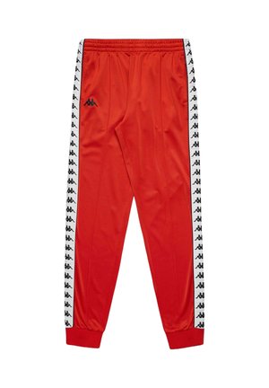 Pantaloni da track in poliestere rossi con cintura elastica. Strisce laterali bianche con logo Kappa nero; polsini a coste alle caviglie. Texture liscia.