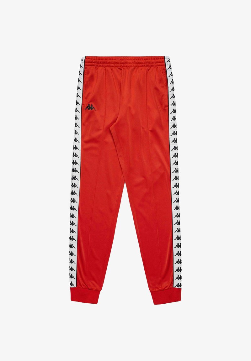Pantalons de survêtement en polyester rouge avec taille élastique. Rayures latérales blanches avec logo Kappa noir ; poignets côtelés aux chevilles. Texture lisse.