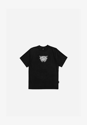 Fekete pamut póló, középen fehér grafikával. Rövid ujjú és kerek nyakú. Címke a bal alsó oldalon található.