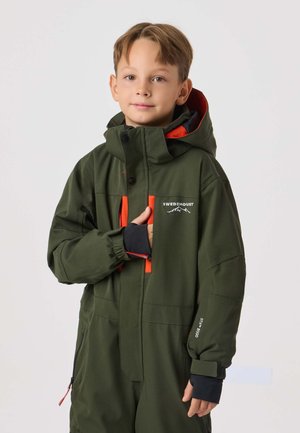 Combinaison extérieure pour enfants de couleur verte avec des accents orange, une capuche et des poignets élastiques. Le matériau est lisse avec plusieurs poches et un détail de marque.