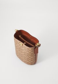 COACH WILLOW SOFT BUCKET BAG 19 IN SIGNATURE CANVAS - Håndtasker - tan caramel