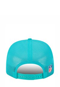 Casquette de baseball turquoise avec un dos en filet, arborant "Miami Dolphins" en relief sur la sangle ajustable et le logo de la NFL sur le côté.