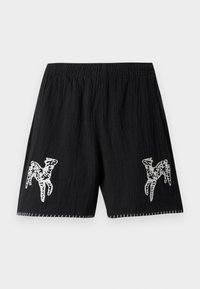 Juodi šortai su tekstūruotu audiniu; turi baltą siuvinėtą dizainą abiejose kojose ir kontrastingą siuvimą palei apatinę dalį. Elastinga juosmens juosta.