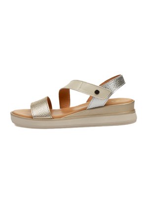 Sandalias de cuero metálico dorado y plateado con suela plana beige y correas ajustables. Acentos texturizados y plantilla suave.