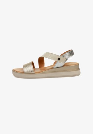 Sandalias de cuero metálico dorado y plateado con suela plana beige y correas ajustables. Acentos texturizados y plantilla suave.