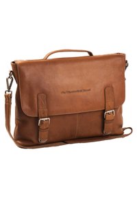 Ruskea nahkainen viestintälaukku, jossa on läppäkiinnitys, kaksi metallista solkea ja irrotettava olkahihna. Varustettu yläkahvalla ja huomaamattomalla brändäyksellä.