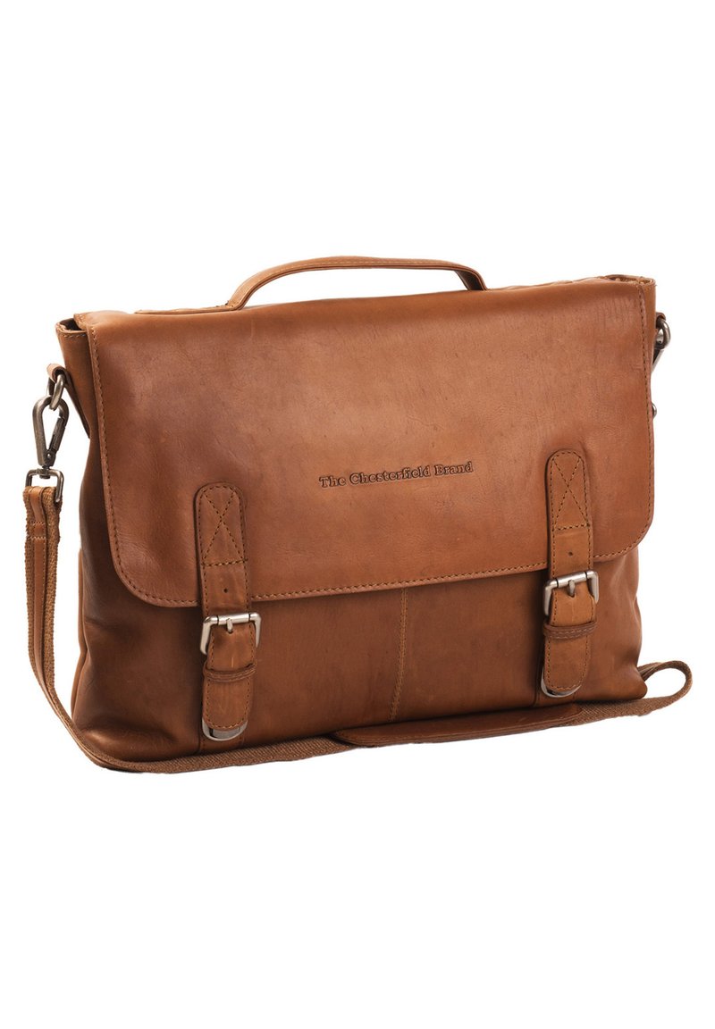 Ruskea nahkainen viestintälaukku, jossa on läppäkiinnitys, kaksi metallista solkea ja irrotettava olkahihna. Varustettu yläkahvalla ja huomaamattomalla brändäyksellä.
