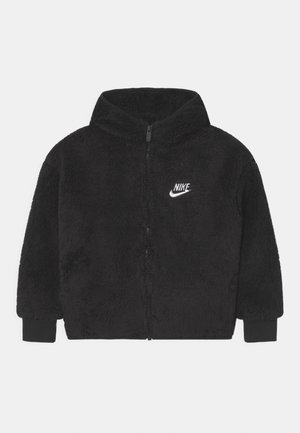 Sort fleecetrøje med lynlås, hætte, ribstrikkede ærmeender og hvid Nike-logo på venstre bryst.