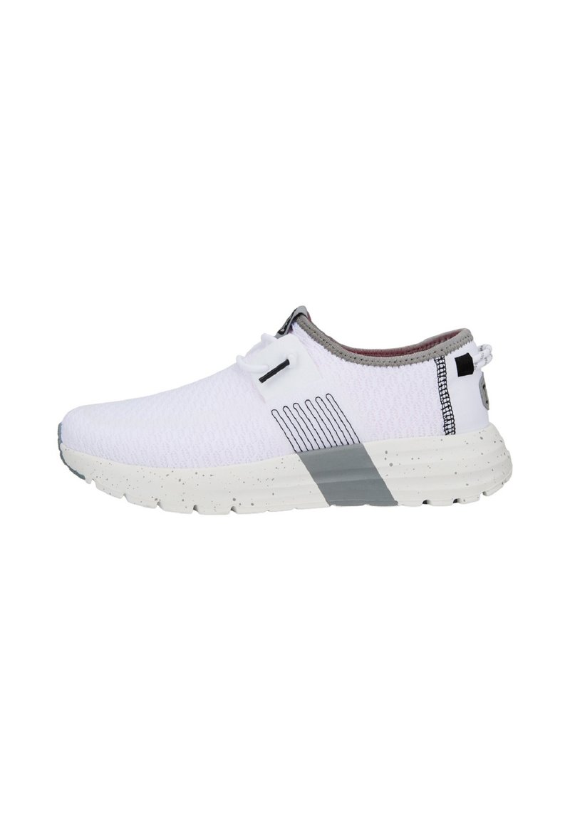 Scarpe sportive bianche con una parte superiore in mesh traspirante, dettagli grigi, suola testurizzata, lacci elastici e un tassello sul tallone per indossarle facilmente.