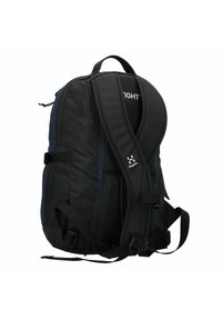Zaino nero con schienale imbottito e spallacci regolabili. Tessuto liscio con accenti blu sottili e dettagli del logo. Ideale per l'uso quotidiano.