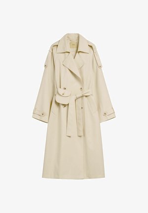 Beżowy długi trencz z szerokim kołnierzem, dwurzędowymi guzikami, paskiem w talii, pagonami na ramionach oraz zapinanymi na guziki mankietami.