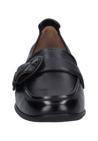 Czarne skórzane mokasyny z szerokim, płaskim paskiem i dekoracyjnym klamrą. Gładka tekstura i zaokrąglony kształt noska.