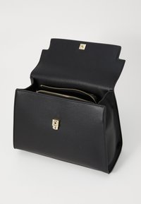 Borsa a tracolla nera con una finitura strutturata, accessori in oro e chiusura magnetica, caratterizzata da un compartimento interno con zip.