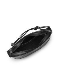 Borsa a chieta nera in pelle con un design piatto, dotata di una maniglia intrecciata e chiusura con zip. L'interno è foderato con un tessuto nero liscio.