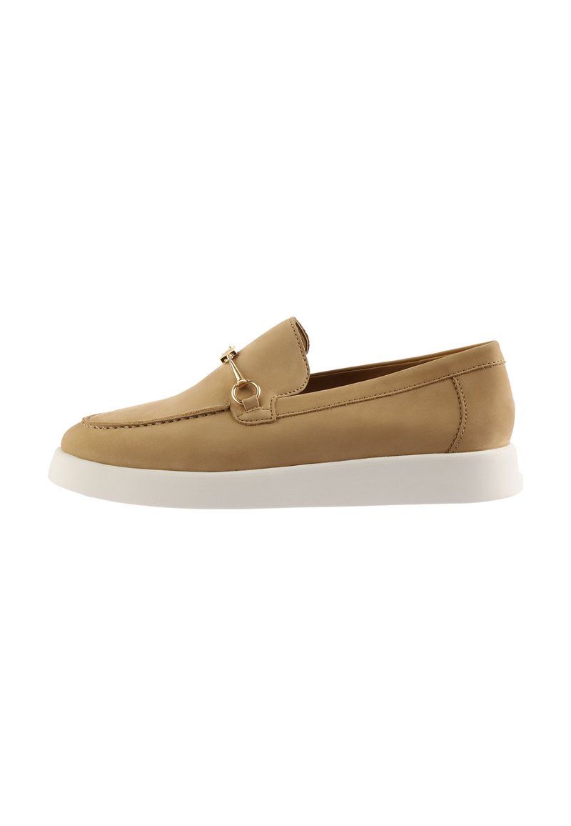 Hellbraune Leder-Slipper mit einer weißen Gummisohle, die eine dekorative goldene Hardware-Akzentuierung und eine leicht strukturierte Oberfläche aufweisen.