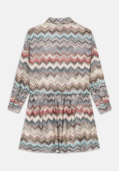 Abito a maniche lunghe con motivo a zigzag in multicolor: rosso, blu e crema. Progettato con un colletto e una vita arricciata per dare forma.