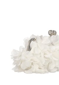 Bolso de mano blanco con estampado floral y tela texturizada, con un marco metálico plateado y un cierre redondo de cristal en la parte superior.