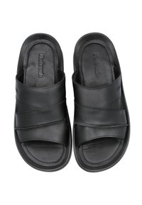 Sandalias de diapositiva de cuero negro con dos correas anchas, plantilla acolchada y suela texturizada. Presenta un logo en relieve en la plantilla.