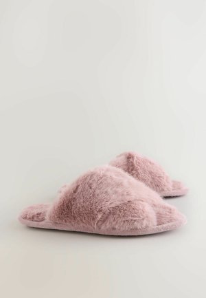 Vaaleanpunaiset pörröiset tossut, joissa on ristikkäinen nauha, pehmeä rakenne ja litteä pohja. Materiaali näyttää olevan ylellinen ja siinä on kevyt kiilto.