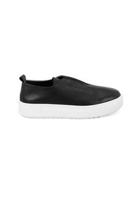 Schwarze Leder-Slipper-Sneaker mit strukturiertem Oberflächen, ausgestattet mit einer weißen Gummisohle, minimalistischem Design, elastischen Seitenpaneelen und einer Zuglasche.