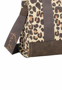 Borsa in tela leopardata con fondo in pelle marrone e ampia tracolla in tessuto marrone con dettaglio distintivo.