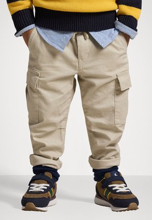 STRETCH CHINO CARGO TROUSER - Pantalon cargo - classic stone