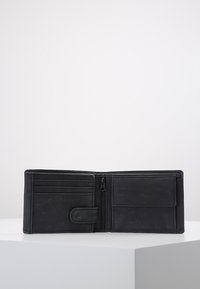 Portefeuille en cuir noir avec plusieurs emplacements pour cartes, une poche à monnaie zippée et un fermoir à pression. Texture lisse et forme rectangulaire.