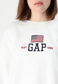 GAP Sweatshirt - new off white