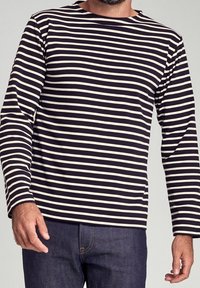 Randig långärmad tröja med marinblå och krämfärgade horisontella ränder, rund halsringning och en avslappnad passform. Tyget verkar mjukt och lätt.