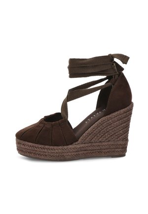 Espadrille cuña de ante marrón con tiras para envolver el tobillo y suela plataforma trenzada de yute.