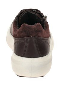 Braune Wildleder- und Leder-Sneaker mit einer abgerundeten weißen Sohle. Die Rückansicht zeigt Nähdetails und einen strukturierten Kragen.