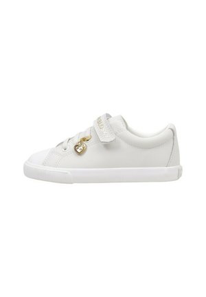Zapatilla blanca de caña baja con tira de velcro y cordones, con un pequeño colgante en forma de corazón dorado unido a los cordones en el lateral.
