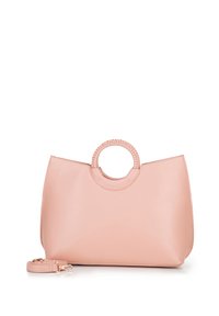 Różowa skórzana torba typu tote o zorganizowanej formie, zaokrąglone plecione uchwyty oraz odpinany pasek dla większej wszechstronności. Gładka faktura, bez widocznych wzorów.