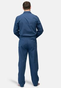 Katoenen pyjamapak met een blauw ruitpatroon, lange mouwen en een elastische tailleband. Ontworpen voor comfort en ontspanning.