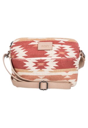 Mała torebka na ramię z czerwonym, beżowym i białym geometrycznym wzorem, beżowym regulowanym paskiem oraz metką marki "Roxy" z przodu.