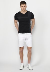 Koroshi SHORT SLEEVE - Apdrukāts T-krekls - black
